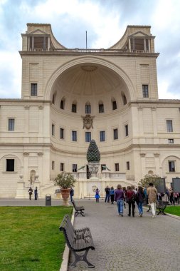 ROME, VATİKAN - 9 MARTH 2023: Bu Pine Fountain ile Apostolic Palace binasının bir parçası.