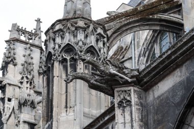 ROUEN, FRANCE - 31 AĞUSTOS 2021: Bu St. Eloi 'deki ortaçağ Gotik kilisesinin mimari bir parçası..