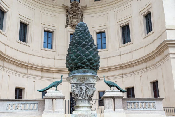 Vatican 2023年3月9日 这是松树院中一个巨大的青铜古松圆锥喷泉的碎片 — 图库照片