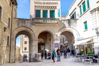 SAN MARINO, SAN MARINO - 11 MARTH 2023 Bunlar antik şehrin sarp sokaklarında kemerli geçitleri olan tarihi binalar.