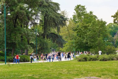 MILAN, ITALY - 19 Mayıs 2018: Bu sayısız tanımlanamayan tatilciler şehir merkezindeki popüler şehir parkının sokaklarında.