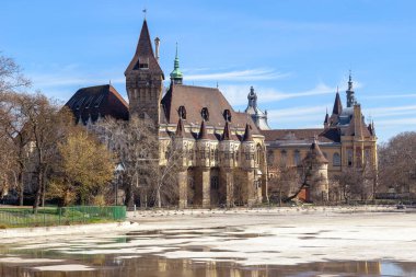 BUDAPEST, HUNGARY - MARTH 13, 2023: Vajdahunyad Şatosu (20. yüzyılın başında), Varosliget Parkı 'ndaki Macar tarihi binalarının elementleriyle birlikte eklektik bir binadır..