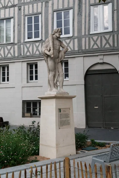 法国鲁汶 2019年8月31日 这是一座修复的中世纪晚期亨利四世国王纪念碑 在同名广场上被描绘成 大力士 — 图库照片