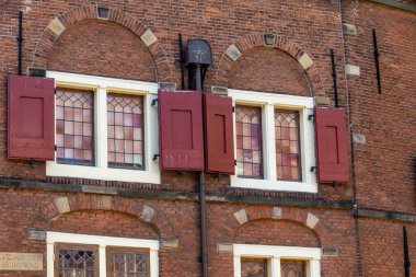 AMSTERDAM, NETHERLANDS - 5 Mayıs 2013: Bunlar eski bir tuğla evin ön cephesinde renkli vitraylı pencereler.