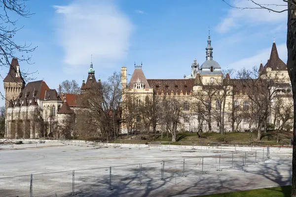 伯达佩 匈牙利首都 2023年3月13日 瓦赫达胡耶兹城堡 Vajdahunyad Castle 是一座折衷方案式建筑 20世纪初 匈牙利历史建筑的一部分位于瓦洛西盖特公园内 — 图库照片