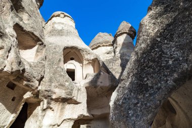 GOREME, TURKEY - 4 Ekim 2020 Kapadokya 'daki Pasaba Vadisi' nde mağaraları olan fantastik kayaların yakın görüntüsü.