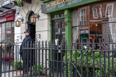 LONDON, GREAT BRITAIN - 11 Mayıs 2014: Tanımlanamayan bir sokak sanatçısı, Baker Caddesi 'ndeki Sherlock Holmes Müzesi' nin girişinde polis üniforması içinde duruyor.