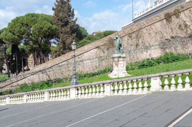 ROME, ITALY - MARTH 10, 2023: Bu Capitol Hill (Cordonata Capitolina) ve siyasetçi Cola di Rienzo 'nun anıtı.