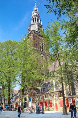 AMSTERDAM, NETHERLANDS - 5 Mayıs 2013: Bu şehrin tarihi merkezindeki Oudekerk kilisesinin çan kulesi.