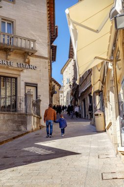 SAN MARINO, SAN MARINO - 11 MARTH 2023: Tanımlanamayan turistler şehrin dört bir yanındaki dik dağ sokaklarına bakıyorlar.