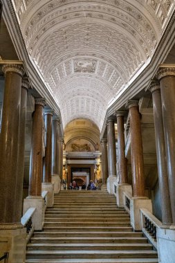 ROME, VATİKAN - 9 MARTH 2023: Bu Vatikan Müzelerinin iç kısımlarında bir merdiven.