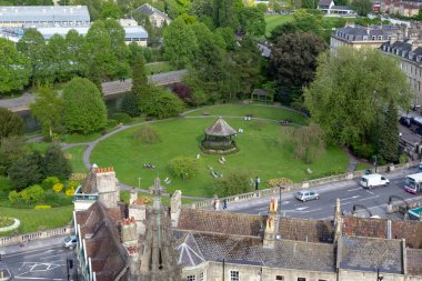 BATH, GREAT BRITAIN - 14 Mayıs 2014: Bu Avon Nehri boyunca şehir merkezinde bir eğlence alanı olan Parade Gardens 'ın hava görüntüsü..