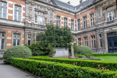 BRÜKSEL, BELGIUM - 10 Mayıs 2013: Burası besteci Augustia Gevaart 'ın anısına Brüksel Kraliyet Konservatuarı' nın avlusu.  