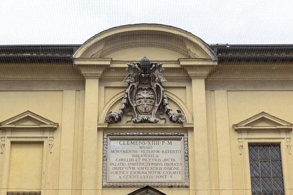ローマ ヴァチカン 2023年3月9日 これは バチカン美術館の八角形の中庭で教皇クレメンス14世と記念大理石のタブレットの腕のコートです — ストック写真