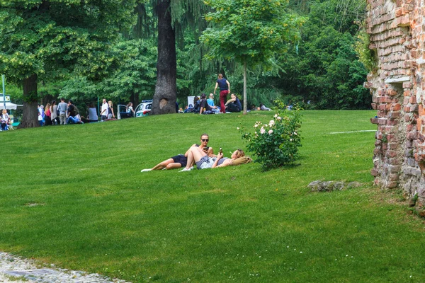意大利 2018年5月19日 身份不明的年轻人在斯福尔扎城堡城墙附近的森皮恩公园草坪上集体或单独休息 — 图库照片