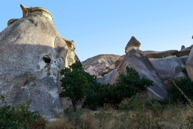 GOREME, TURKEY - 4 Ekim 2020 Kapadokya 'daki Pasaba Vadisi' nde mağaraları olan fantastik kayaların görüntüsü.