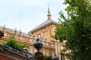 SEVILLE, SPAIN - 21 Mayıs 2017: Bu çatı sırtı ve barok Saint Telmo Sarayı 'nın (17. yüzyıl) kulelerinden birinin tepesidir.).