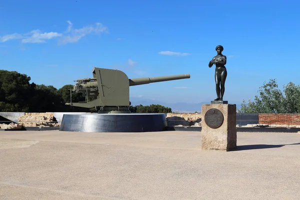 バルセロナ スペイン 2017年5月11日 これはモンジュイック城のサン カルロスの基地にある海軍の大砲とそれに隣接する記念碑ですガスパール ポルトールに敬意を表して — ストック写真