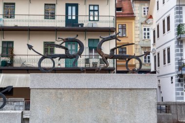 LJUBLJANA, SLOVENIA - MARTH 7, 2023: Bunlar Ljubljanica Nehri setini dekore eden dekoratif metal ejderhalar.
