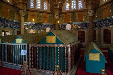 İSTANBUL, TURKEY - 14 Eylül 2017: Muhteşem Sultan Süleyman ve oğullarının anıt mezardaki mezarı.