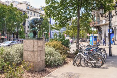 BARCELONA, İSPAN - 13 Mayıs 2017: Heykel Boğa Düşünen Adam, Rodin Düşünen Adam heykelini andıran düşünceli bir boğa figürüdür..