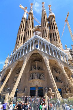 BARCELONA, İspanya - 12 Mayıs 2017 Sagrada Familia 'nın sıradışı ünlü tapınağının İsa' nın Tutkusu Portal 'ında sayısız kimliği belirsiz turist var..