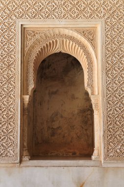 Bu, Alhambra 'daki Nasrid Sarayı' nın dekorasyonunun mimari bir parçası..