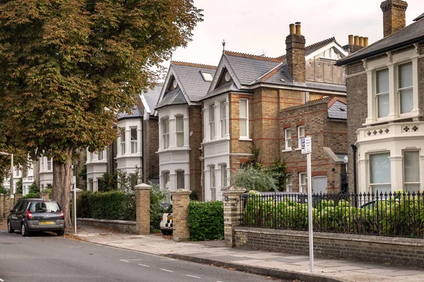 stock image LONDON, GREAT BRITAIN - SEPTEMBER 17, 2014: This is a street with simple old Victorian houses in the Richmond area.