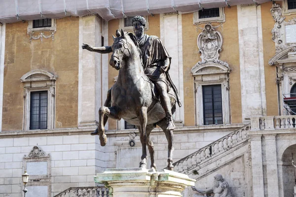 ROME, ITALY - MARTH 10, 2023: Bu Capitoline Hill 'deki Roma İmparatoru Marcus Aurelius' un antik bronz binicilik heykelinin bir kopyası.