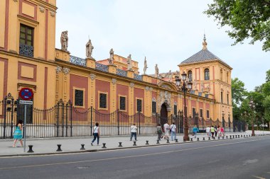 SEVILLE, SPAIN - 21 Mayıs 2017: Bu barok Saint Telmo Sarayı 'nın (17. yüzyıl) yan cephesidir).