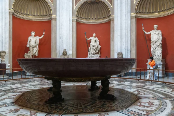 Vatican 2023年3月9日 这是梵蒂冈博物馆的罗通达大厅里巨大的红色斑马碗 — 图库照片