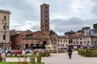 Roma, İtalya - 10 Mart 2023: Bu eski Roma Bulls Forum tarafından Cosettin 'de Santa Maria' nın ortaçağ kilisesinin bir görüntüsü.