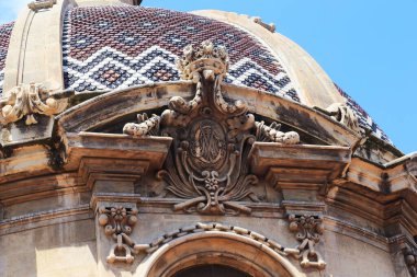 BARCELONA, SPAIN - 11 Mayıs 2017: Bu bir kabartma amblemi ile Bazilika de la Merce 'nin tabanının dış bir parçası.