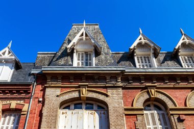 FECAMP, FRANCE - SEPTEMBER 1, 2019: Bu bir yerleşim yerinin çatısı üzerindeki yatakhanelerin tipik bir Normandiya dizaynı.