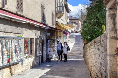 SAN MARINO, SAN MARINO - 11 MARTH 2023: Burası turist malları olan çok sayıda küçük dükkanları olan şehrin eski sokaklarından biri.