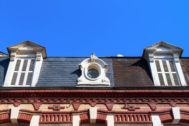 FECAMP, FRANCE - SEPTEMBER 1, 2019: Bu tipik bir Norman yerleşim yerinin çatı katındaki yatakhane ve tavan arası tasarımı.