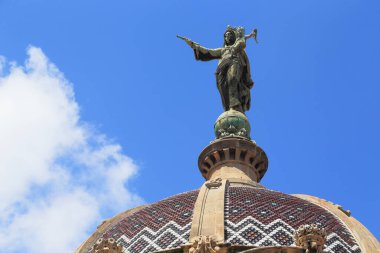 BARCELONA, SPAIN - 11 Mayıs 2017: Bu Bakire ve Çocuk 'un büyük bronz bir figürü, Basilica de la Merce' nin kubbesini süslüyor..