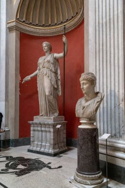 ROME, VATİKAN - 9 MARTH 2023: Bu bir Ceres heykeli ve İmparator Antoninus Pius 'un eşi Faustina' nın Vatikan Müzelerindeki Rotunda Salonu 'ndaki büstü..