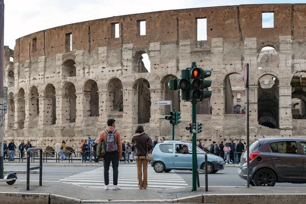 Roma Italia Marzo 2023 Pareja Dirige Coliseo Través Del Paso — Foto de Stock