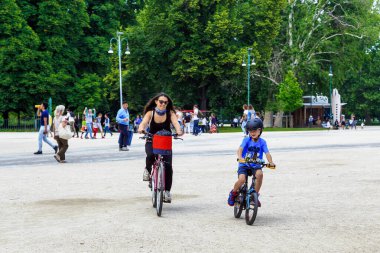 19 Mayıs 2018 'de, güneşli bir bahar gününde Sempione Parkı' nda bisikletle gezen kimliği belirsiz bir kadın..