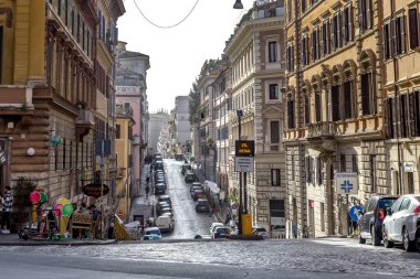 ROMA, İtalya - 10 MARTH 2023 Burası Santa Maggiore Via 'sı, bir bahar akşamının erken saatlerinde Roma tepelerinde bir aşağı bir yukarı gidiyoruz..