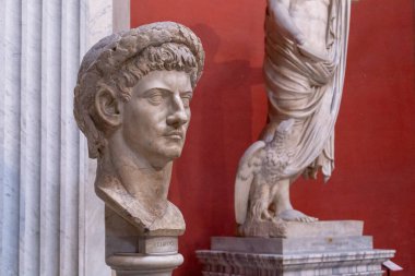 ROME, VATICAN - 9 MARTH 2023: Bu Vatikan Müzelerindeki Rotunda Salonu 'nda İmparator Claudio' nun büstü.