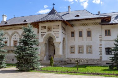 PUTNA, ROMANIA - 30 Nisan 2023: Bu, ünlü manastırın topraklarındaki geleneksel Romen tarzında bir manastır binasıdır..