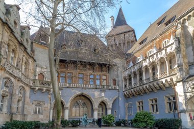 BUDAPEST, HUNGARY - 13 MARTH 2023: Bu Varosliget parkında bu eklektik binayı inşa eden mimar Ignaz Alpar için bir anıt ile Vajdahunyad şatosunun avlusu.