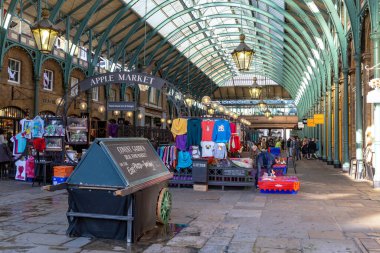 LONDON, GREAT BRITAIN - 13 Mayıs 2014: Covent Garden pazar binasında yer alan Apple Market, çoğunlukla el işi satan tezgahlarla dolu.