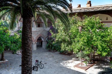 KUSADSI, TURKEY - 2 Haziran 2021: Burası antik Okuz Mehmed Paşa kervanının (17. yüzyıl) avlusu, şu anda bir otel ve hediyelik eşya dükkanı..