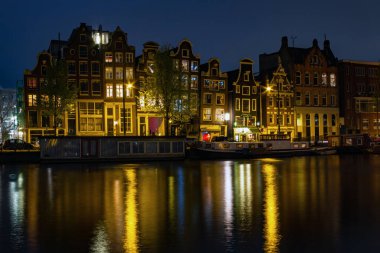 AMSTERDAM, NETHERLANDS - 7 Mayıs 2013: Bu gece tarihi evlerle dolu Amstel setinin manzarası.