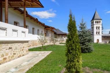 PUTNA, ROMANIA - 30 Nisan 2023: Bunlar manastır binaları ve ünlü manastır Mihai Eminescu 'nun kulesi.