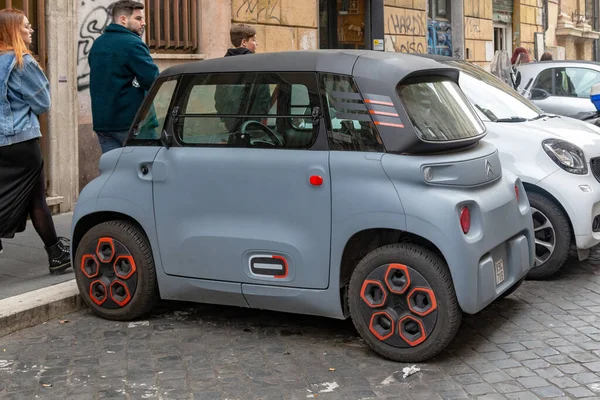 ROME, ITALY - 9 MARTH 2023: bu modern elektrik kaplı dört tekerlekli bisiklet Citroen Ami bir şehir caddesinde park.