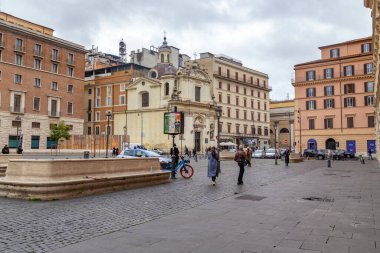 ROME, ITALY - 10 MARTH 2023: bu tarihi şehir merkezinde San Silvestro Meydanı 'ndaki Aziz Claudio ve Andrea dei Borgognoni Kilisesi' nin bir görüntüsü.